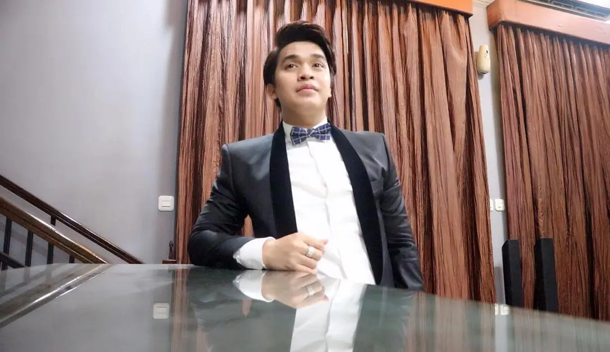 "Senangnya apa, Nanaz sudah resmi dipersunting sama cowok lain. Karena cowok itu (Jeje Govinda) dari pandangan Bang Billy memang baik, mengayomi banget. Nanaz kan tipe wanita yang manja," tambah Billy Syahputra. (instagram/bilsky16)