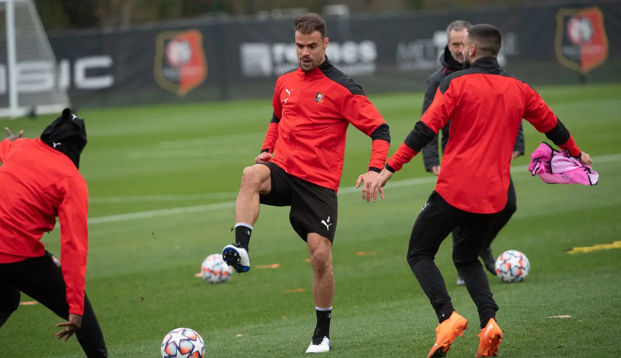 Bek Rennes, Damien Da Silva (tengah) mengambil bagian dalam sesi latihan di pusat pelatihan Piverdiere di Rennes, Prancis barat (23/11/2020). Rennes akan bertanding melawan Chelsea pada Grup E Liga Champions di Roazhon Park. (AFP/Loic Venance)