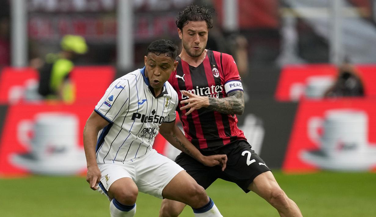AC Milan yang tampil lebih dahulu menghadapi tamunya Atalanta sempat mendapatkan perlawanan sengit di babak pertama. Davide Calabria dkk belum mampu mencetak gol hingga 45 menit pertama usai. (AP/Antonio Calanni)