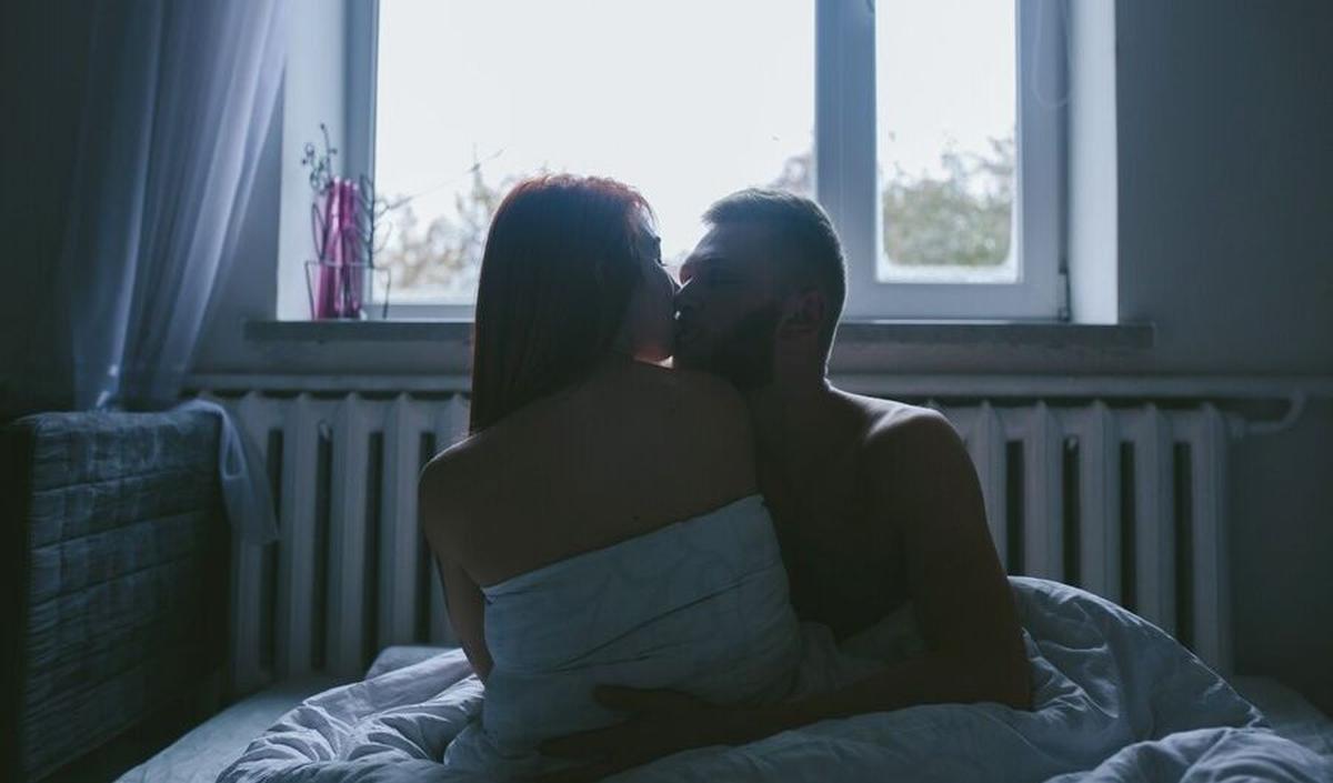Pada pria, kenikmatan seksual sering kali ditandai dengan ereksi penis, di mana aliran darah dipompa ke arah tersebut.
