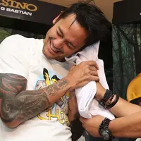 Setelah menjalani proses hukum pasca penangkapannya dua minggu lalu, Tora Sudiro kini sudah diperbolehkan menghirup udara bebas. Bahkan ia sudah bisa kembali bersama rekan-rekannya di Warkop DKI Reborn. (Bambang E.Ros/Bintang.com)