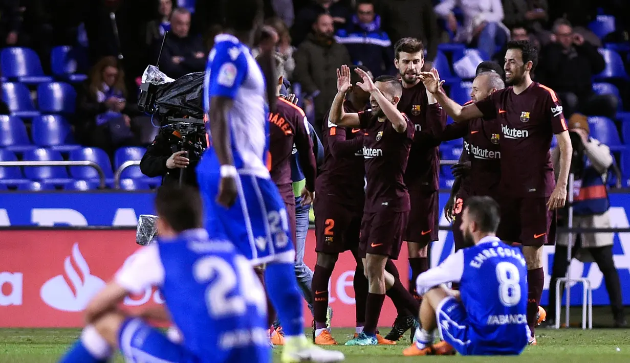 Pemain Barcelona merayakan kemenangannya usai melawan Deportivo dalam pertandingan La Liga Spanyol di stadion Riazor, Spanyol (29/4). Raihan tiga poin membuat FC Barcelona mengoleksi 86 poin, sekaligus menjurai Liga Spanyol. (AFP/Miguel Riopa)