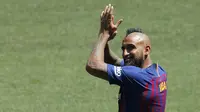 Pemain baru Barcelona, Arturo Vidal, menyapa fans saat perkenalan di Stadion Camp Nou, Senin, (7/8/2018). Barcelona merogoh kocek sebesar 19 juta euro untuk mengamankan jasa pria berkebangsaan Cile itu. (AP/Manu Fernandez)