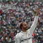 Pembalap Mercedes, Lewis Hamilton, menyegel gelar juara F1 2018 setelah finis keempat pada GP Meksiko, Senin (29/10/2018) dini hari WIB. (AP/AP Photo/Tomas Stargardter)