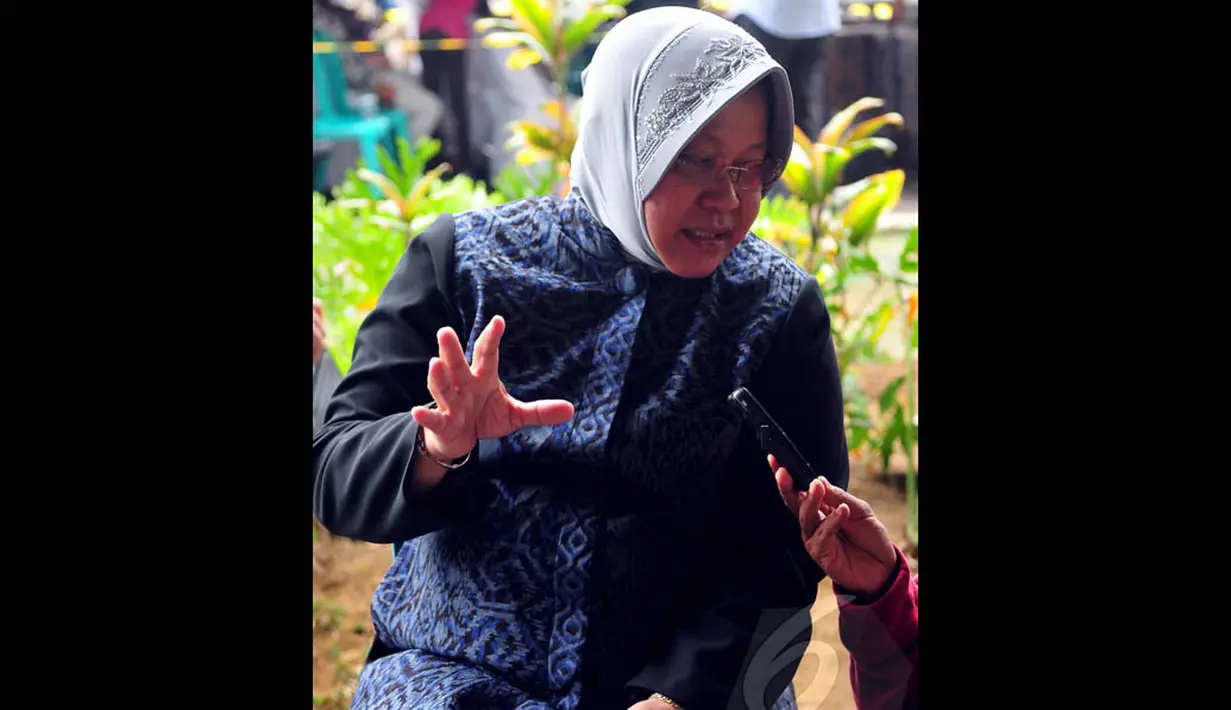 Dengan kerudung abu-abu dan baju serba hitam, Walikota Risma memutuskan untuk berkantor sementara di Bandara Juanda, Surabaya, Rabu (31/12/2014). (Liputan6.com/Johan Tallo)
