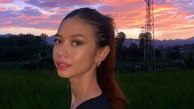 Yuki Kato saat Lebaran di Kampung Halaman dengan gaya membumi. [@yukikt]