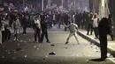 Massa dari berbagi elemen mahasiswa  dan masyarakat melakukan perlawanan usai dipukul mundur  polisi di kawasan Slipi, Jakarta, Kamis, 27 Agustus 2026. (KLY/ Arie Basuki)