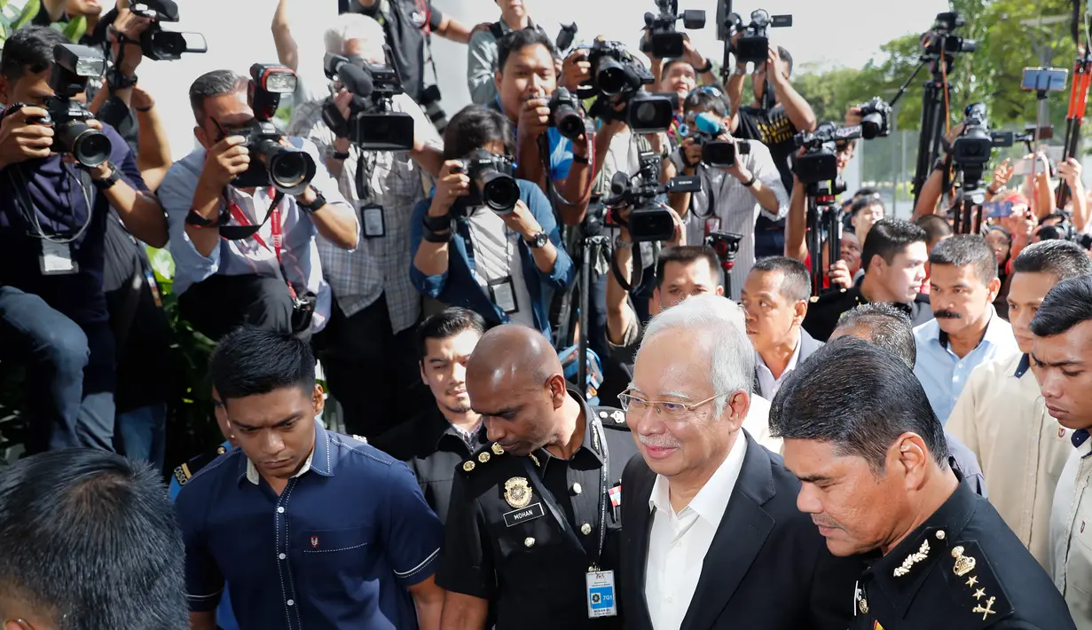 Mantan PM Malaysia Najib Razak tiba di Kantor Komisi Anti-Korupsi Malaysia (MACC), Putrajaya, Malaysia, Kamis (24/5). Menurut Kepala MACC Mohd Shukri Abdull, Najib Razak ditanya seputar SRC International. (AP Photo/Vincent Thian)