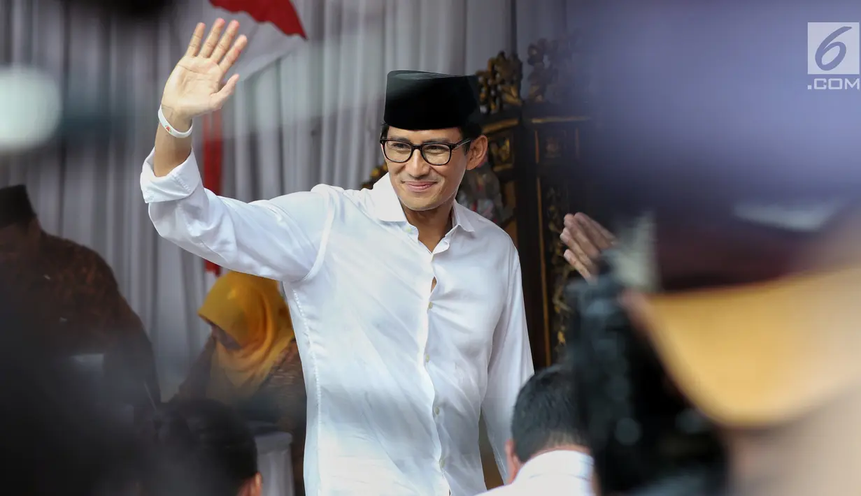 Calon Wakil Presiden nomor urut 02 Sandiaga Uno melambaikan tangan setibanya di TPS 002 Selong, Kebayoran Baru, Jakarta Selatan, untuk menggunakan hak politiknya dalam Pemilu 2019, Rabu (17/4). Pemilu 2019 terdiri dari Pilpres dan Pileg yang diselenggarakan secara serentak (Liputan6.com/Johan Tallo)