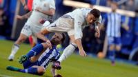 Aksi bintang Real Madrid, Cristiano Ronaldo (atas) saat berusaha melewati adangan pemain Alaves, Alexis Ruano, pada laga lanjutan La Liga 2016-2017, di Stadion Mendizorroza, Vitoria, Minggu (30/102016) dini hari WIB.  (Reuters/Vincent West)
