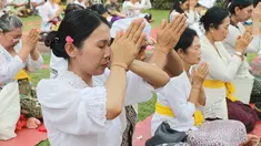 Umat Hindu melakukan sesi persembahyangan Hari Raya Galungan di Pura Amerta Jati, Cinere, Jakarta Selatan, Rabu (19/11/2025). Hari Raya Galungan diselenggarakan setiap 210 hari sekali berdasarkan perhitungan kalender Bali. (merdeka.com/Arie Basuki)