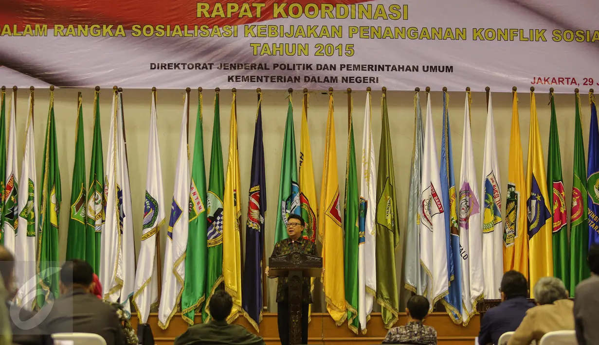 Mendagri Tjahjo Kumolo memberikan pidato jelang penandatanganan nota kesepahaman Pelaksanaan Tugas dan Fungsi dalam Bidang Pemajuan, Perlindungan dan Pemenuhan HAM, Jakarta, Senin (29/6/2015). (Liputan6.com/Faizal Fanani)