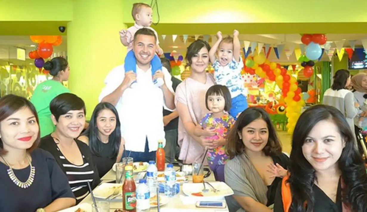 Pemeran Sissy Priscillia resmi dinikahi pembalap Rifat Sungkar pada 10 Juli 2010 silam. Dari pernikahannya, ia telah dikaruniai  dua orang anak, El Mayka Rifat Sungkar dan Mikkairo Riley Sungkar. (Instagram/sysiio)