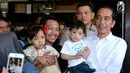 Presiden Jokowi foto bersama warga saat makan soto bersama keluarganya di Solo, Jateng, Jumat (30/3). Jokowi datang bersama Ibu Iriana, Gibran Rakabuming, Selvi Ananda, Jan Ethes, Kahiyang Ayu, serta Bobby Nasution. (Liputan6.com/Pool/Biro Pers Setpres)