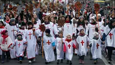 Sejumlah peserta "Alilo" saat melakukan pawai bersama di jalanan Tbilisi, Georgia, Kamis (7/1). Para peserta ini merupakan penganut Kristen Ortodoks di Georgia. (REUTERS/David Mdzinarishvili)