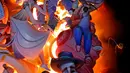 Monumen yang disebut 'fallas' dibakar saat festival tradisional Fallas di Valencia, Spanyol (19/3). Pesta yang bertepatan dengan Hari Santo Joseph berlangsung selama satu pekan. (AP/Alberto Saiz)