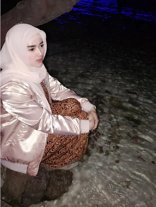 "Lulusan sih SI, tapi kelakuan kaya ngga pernah sekolah. Hal itu dapat membuktikan bahwa nilai akademik tidak selalu mencerminkan moral seseorang." unggahan tulisan foto Tiara. (Instagram/tiaradewireal)