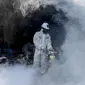 Petugas melakukan fogging nyamuk demam berdarah dengue (DBD) di kampung pemulung Pancoran, Jakarta, Rabu (22/2/2020). Pemerintah mengimbau warga mengantisipasi penyebaran DBD saat musim pancaroba pada April hingga Mei lantaran saat ini terjadi pandemi virus corona COVID-19. (merdeka.com/Imam Buhori)