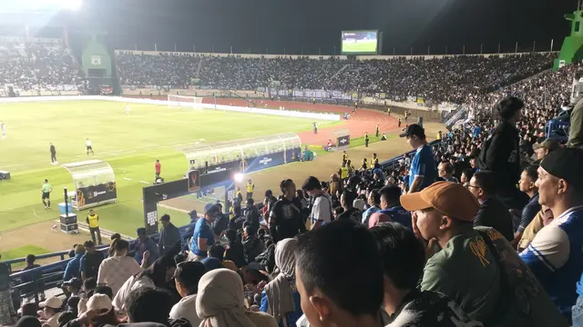 Puluhan ribu suporter Persib Bandung dan Arema FC padati Stadion Si Jalak Harupat