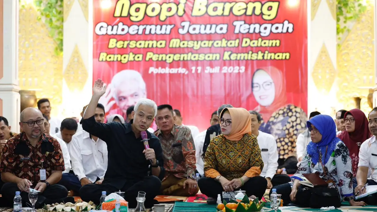 Gubernur Jawa Tengah Ganjar Pranowo mengemas cara menyerap aspirasi warga secara langsung lewat ngopi bareng masyarakat di Kantor Kepala Desa Kemasan, Kecamatan Polokarto, Kabupaten Sukoharjo. (Istimewa)