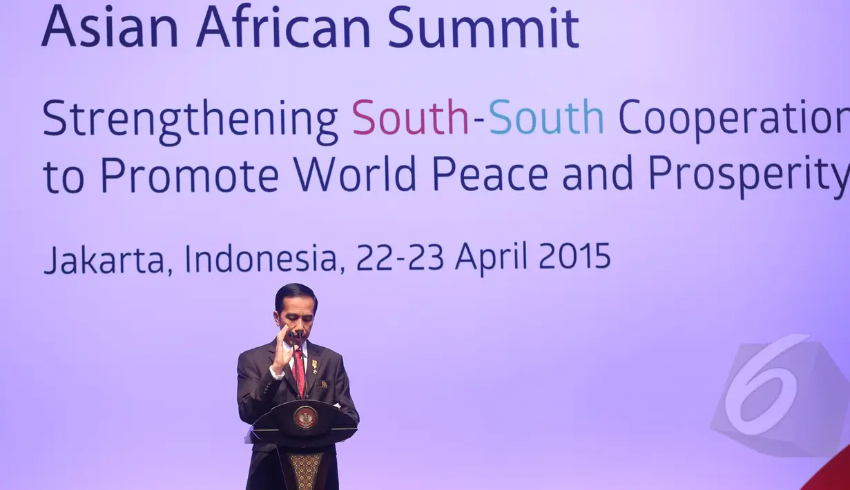 Presiden Jokowi memberikan pidato penutupan di Konferensi Tingkat Tinggi (KTT) Asia Afrika 2015 di JCC Jakarta, Kamis (23/4/2015). Dalam konferensi tersebut disepakati tiga poin kesepakatan antar negara-negara Asia-Afrika. (Liputan6.com/Herman Zakharia) 