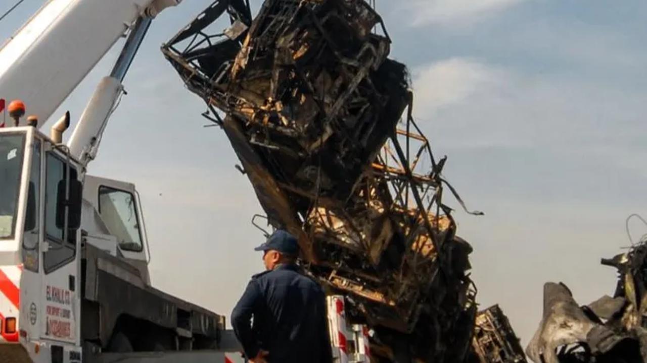 Dilansir dari situs berita milik negara, Al-Ahram "tabrakan mengerikan itu terjadi di jalan gurun Kairo-Alexandria dekat Wadi al-Natrun dan menyebabkan kematian 35 orang, 18 orang di antaranya tewas terbakar."