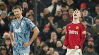 Pemain Manchester United, Rasmus Hojlund, melakukan selebrasi setelah mencetak gol ke gawang Aston Villa pada pekan ke-19 Premier League 2023/2024 di Stadion Old Trafford, Rabu (27/12/2023). (AP Photo/Dave Thompson)