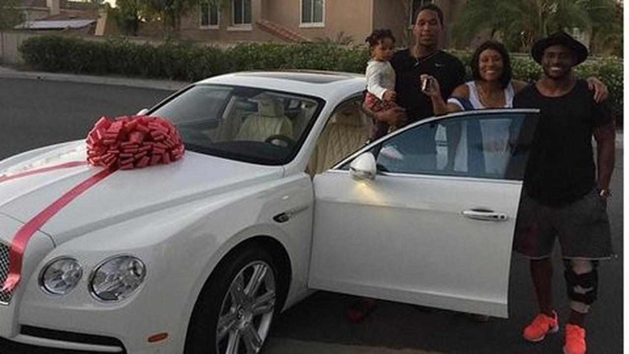 Bintang NFL Reggie Bush berikan kado ultah mobil mewah pada sang ibu
