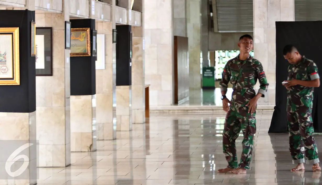 Personel TNI beraktivitas di sekitar Masjid Istiqlal, Jakarta, Rabu (1/3). H-1 jelang kedatangan Raja Arab Saudi Salman bin Abdulaziz al-Saud pada Kamis (2/3/2017), aktivitas di Masjid Istiqlal relatif normal. (Liputan6.com/Immanuel Antonius)