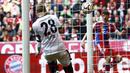 Thomas Muller menambah keunggulan Bayern Muenchen menjadi 3-0  (REUTERS/Michael Dalder)