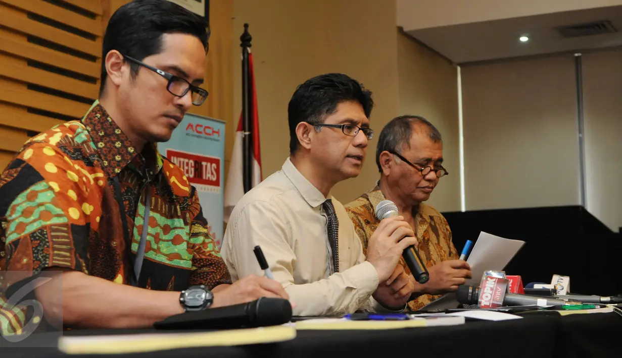 Wakil Ketua KPK Laode Syarief (tengah) didampingi Ketua KPK Agus Rahardjo memberikan keterangan terkait Operasi Tangkap Tangan (OTT) Deputi Badan Keamanan Laut (Bakamla) Eko Susilo Hadi, di Gedung KPK, Jakarta, Kamis (15/12). (Liputan6.com/Helmi Afandi)