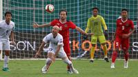 Penampilan Marc Klok pada laga ini juga jauh lebih baik daripada dua laga sebelumnya. Ia mampu mengalirkan bola dari lini belakang ke depan maupun dari sisi kiri ke kanan dengan baik. Sayangnya, Klok belum mampu memberikan assist maupun gol untuk skuat Garuda Muda. (Bola.com/Ikhwan Yanuar)