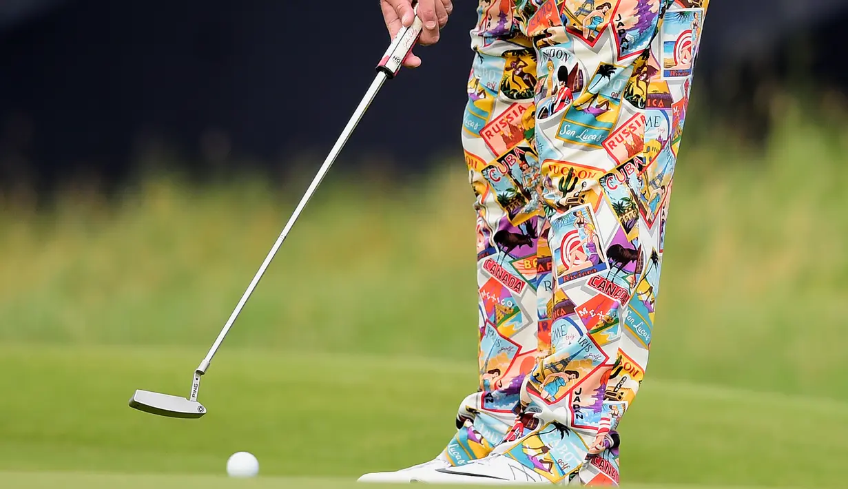 Celana penuh corak dan berwarni-warni yang dikenakan oleh pegolf AS, John Daly selama sesi latihan di Southport, Inggris, 19 Juli 2017. Celana yang digunakan pegolf tersebut bergambar tempat rekreasi dari sejumlah negara. (REUTERS/Hannah McKay)