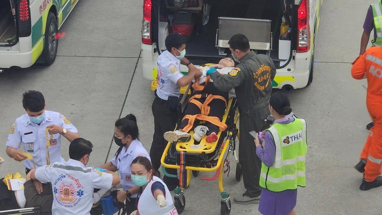 Kedatangan pesawat Singapore Airlines SQ321 di Bandara Internasional&nbsp;Suvarnabhumi, Bangkok, Thailand, langsung disambut barisan ambulans yang siap mengevakuasi penumpang. Foto:&nbsp;REUTERS