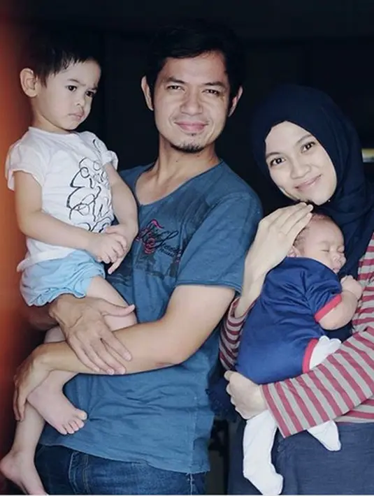 Foto yang disuka dua ratus ribu lebih itu juga kembanjiran pujian. Tidak sedikit netizen memperhatikan gigi kelinci anak pertama Alyssia dan Dude. Ratusan komentar memuji, dan bahkan iri dengan gigi kelinci Dirgantara. (Instagram/ichasoebandono)