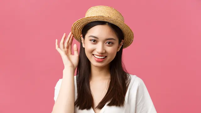 Seorang perempuan menggunakan sebuah topi anyam (Foto Dok: Freepik/benzoix)