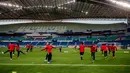Para pemain Jepang melakukan pemanasan dalam sesi latihan di Stadion Saitama di Saitama (31/1/2022). Jepang untuk sementara berada di urutan kedua dan terpaut 4 poin dari Arab Saudi yang memimpin klasemen Grup B dengan raihan 19 poin dari 7 laga. (AFP/Philip Fong)