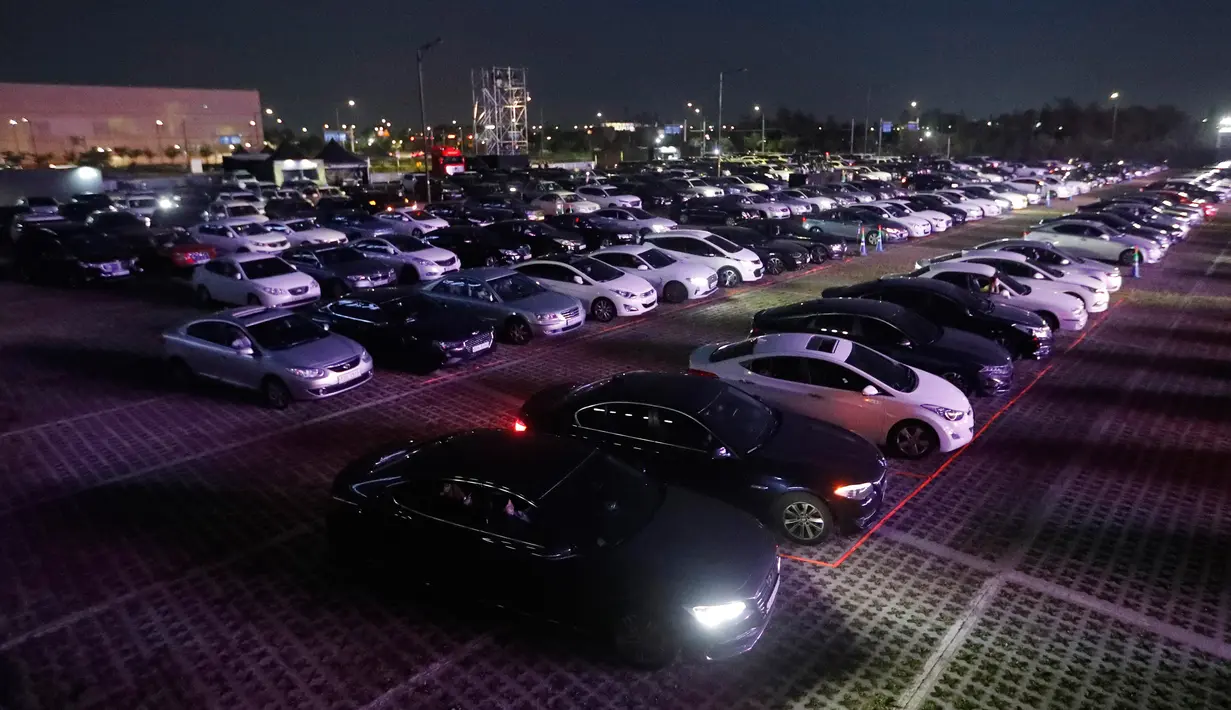 Sejumlah kendaraan diparkir selama konser drive-in Stage X di sebuah tempat parkir di Goyang, Korea Selatan pada 23 Mei 2020. Tujuan konser ini untuk memberikan hiburan bagi warga Korea Selatan yang mendambakan acara-acara musik yang ditangguhkan selama pandemi Covid-19. (AP Photo/Ahn Young-joo)