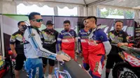 Mevans Sanggramawijaya bersama para pembalap Onesixeight Racing Team. (Istimewa)