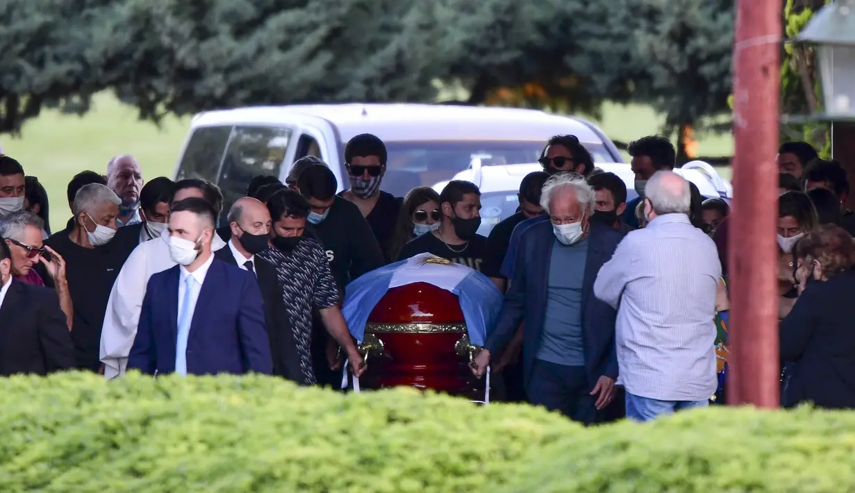 Keluarga dan kerabat mengiringi peti jenazah legenda sepak bola Argentina, Diego Armando Maradona, menuju pemakaman Jardin Bella Vista, Kamis (26/11/2020) waktu setempat. Diego Maradona dimakamkan disamping makam kedua orang tuanya, Dalma dan Diego. (AFP/Ronaldo Schemidt)