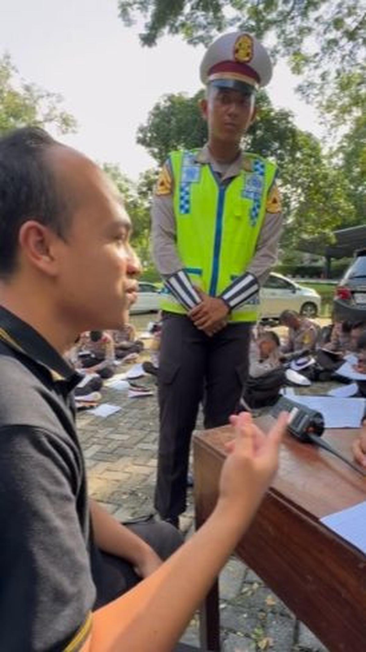 "Agar para pengendara bisa tau betapa pentingnya kedisiplinan dan keselamatan berkendara," ungkap seorang taruna.