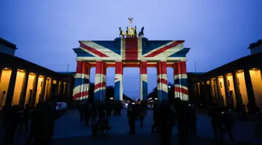 Gerbang Brandenburg diterangi warna bendera kebangsaan Inggris sebagai bentuk turut berduka cita atas teror London, di ibu kota Jerman, Berlin, Kamis (23/3). Aksi penyerangan di dekat parlemen Inggris itu menewaskan lima orang. (AP Photo/Markus Schreiber)