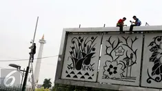 Pekerja memasang CCTV di Kawasan Monumen Nasional, Jakarta, Kamis (3/11). Pemasangan CCTV tersebut untuk meningkatkan keamanan di sekitar Monas. (Liputan6.com/Gempur M Surya)