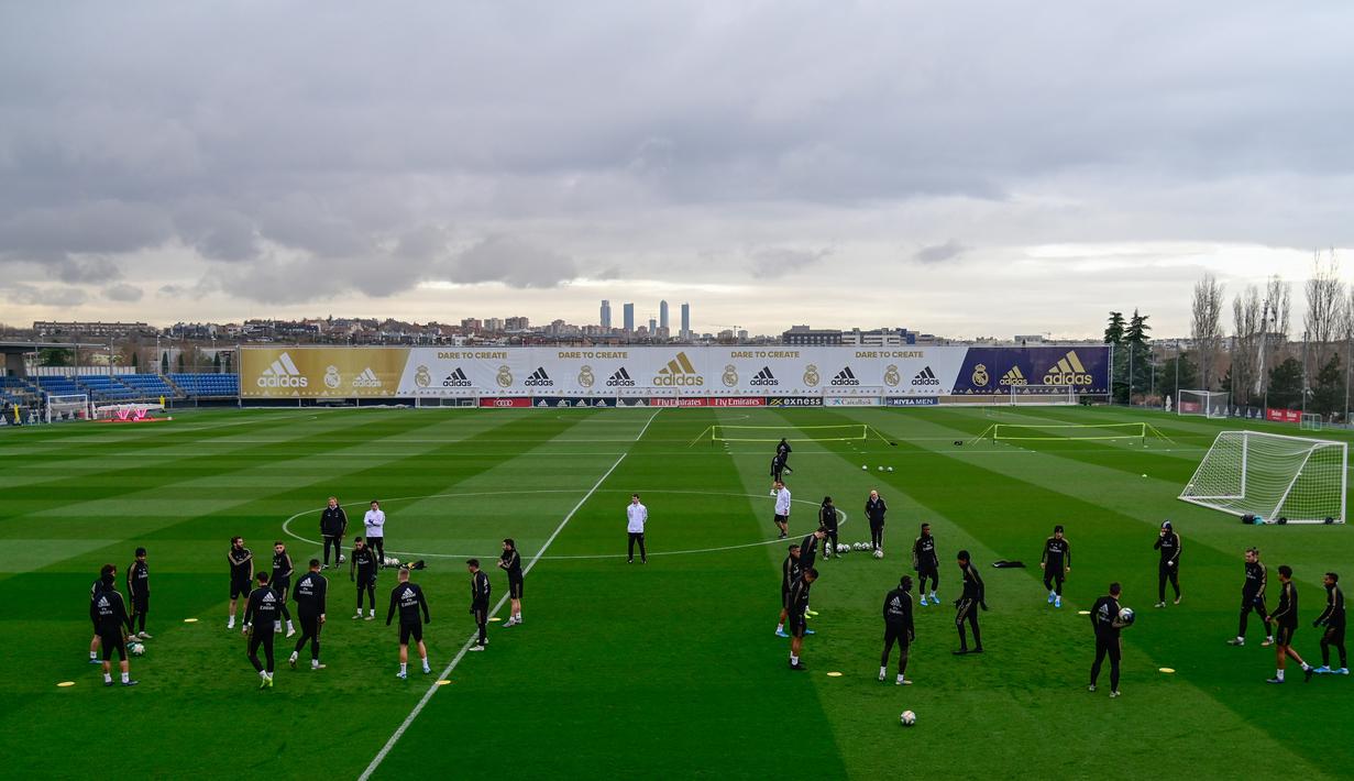 Para pemain Real Madrid menghadiri sesi latihan di fasilitas olahraga Real Madrid City di Madrid (17/12/2019). Real Madrid akan bertanding melawan Barcelona dalam laga El Clasico di Nou Camp. (AFP/Javier Soriano)