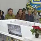 "Pak Jokowi bilang, saya nggak lupa ibu maunya foto terus," kata anak mantan Gubernur DKI Jakarta Henk Ngantung, Maya.