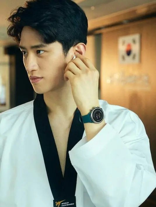 Atlet Taekwondo asal Korea Selatan ini menjadi perbincangan hangat di media sosial karena pesonanya di olimpiade Tokyo 2020. Pria dari satu anak ini mulai dikenal setelah meraih perak di Olimpiade London 2012. (Instagram/lee.dae.hoon).