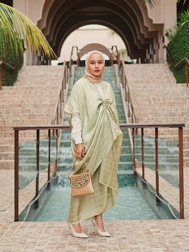 Kaftan warna pastel yang mencerahkan tampilan saat puasa (Sumber: Instagram/@nissachair)