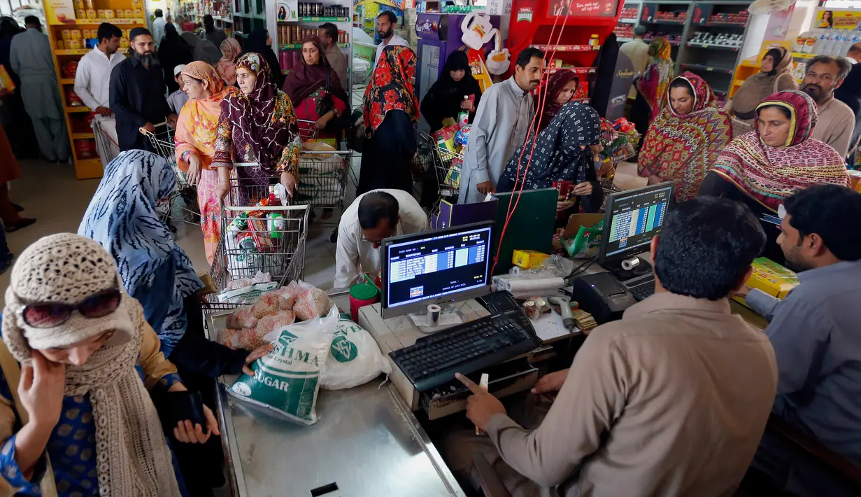 Pembeli antre menunggu untuk membayar belanjaan mereka di supermarket yang dikelola pemerintah Pakistan di Islamabad, Rabu (16/5). Warga berbelanja untuk berbagai persiapan Puasa Ramadan yang dimulai pada Kamis (17/5). (AP/Anjum Naveed)