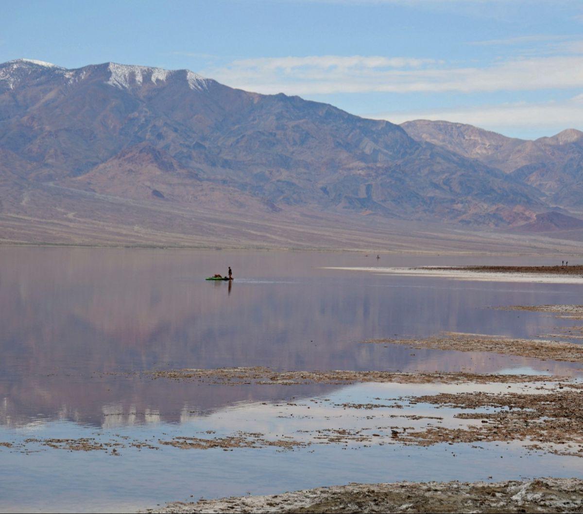Sebuah danau terbentuk di Death Valley (Lembah Kematian), Amerika Serikat, tujuh bulan setelah dilanda badai yang ekstrem. Foto: REUTERS / Ronda Churchill