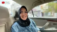 Mama Rieta melanjutkan perjalanan ke rumah masa kecilnya. Dari vlog yang dibagikan, Mama Rieta masa kecilnya tinggal di komplek. [Youtube/Mama Rieta]